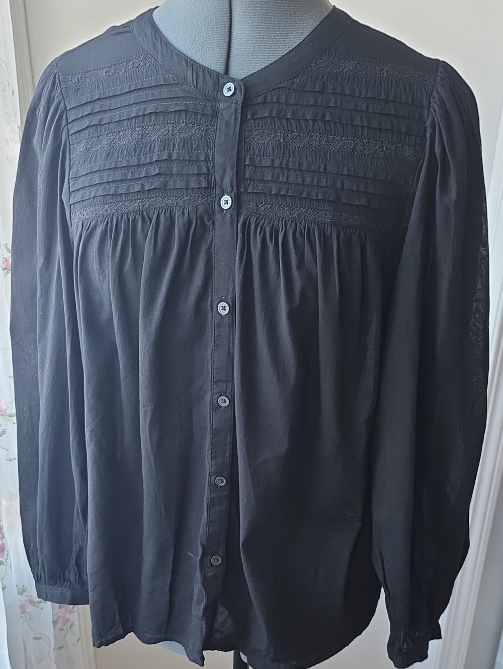 Beautiful bohemian-style Gap long-sleeve blouse with gorgeous intricate detailin